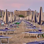 With Garden And Swimming Pool Access Lägenhet Bibione