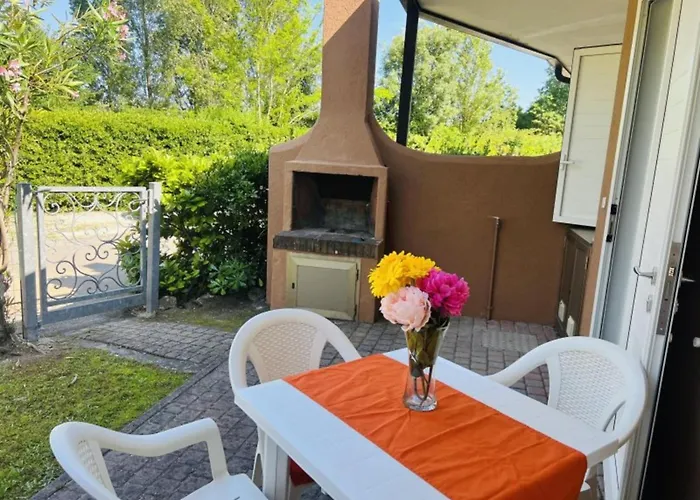 With Garden And Swimming Pool Access Apartment