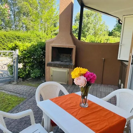 With Garden And Swimming Pool Access Appartamento