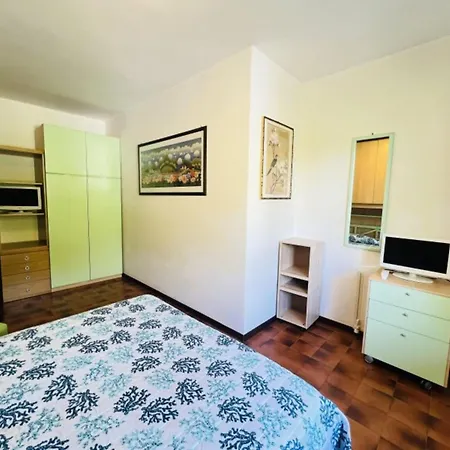 With Garden And Swimming Pool Access Appartamento