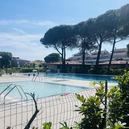 With Garden And Swimming Pool Access Appartamento